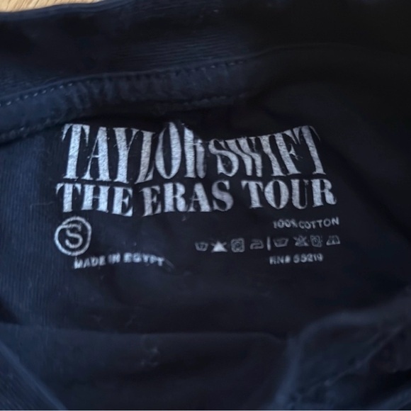 Taylor Swift Black Tour T-Shirt - Picture 2 of 2